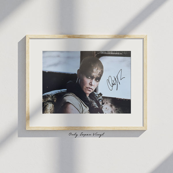 Charlize Theron Mad Max 20x30 cm Boyutunda El İmzalı Fotoğraf (Ömür Boyu COA)